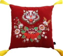 Casa Padrino Luxus Deko Kissen mit Troddeln Cat Rot / Gelb 45 x 45 cm - Feinster Samtstoff - Wohnzimmer Kissen