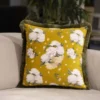 Casa Padrino Luxus Deko Kissen Blumen Design Gelb / Mehrfarbig / Grün 45 x 45 cm - Bedrucktes Samt Kissen mit Fransen - Deko Accessoires