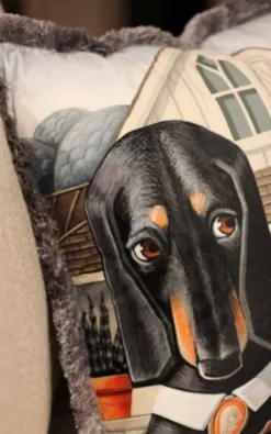 Casa Padrino Luxus Deko Kissen Hunde Ehepaar Mehrfarbig / Grau 45 x 45 cm - Bedrucktes Samt Kissen mit Fransen - Luxus Qualität