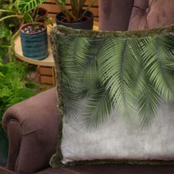 Casa Padrino Luxus Deko Kissen Palmenblätter Grau / Grün 45 x 45 cm - Bedrucktes Samt Kissen mit Fransen - Luxus Deko Accessoires