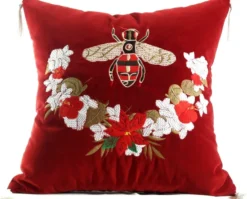 Casa Padrino Luxus Deko Kissen mit Troddeln Bee Rot / Mehrfarbig 45 x 45 cm - Feinster Samtstoff - Luxus Deko Accessoires