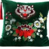 Casa Padrino Luxus Deko Kissen mit Troddeln Cat Grün / Mehrfarbig 45 x 45 cm - Feinster Samtstoff - Wohnzimmer Kissen