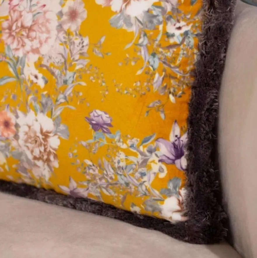 Casa Padrino Luxus Deko Kissen Blumen Design Gelb / Mehrfarbig / Grau 45 x 45 cm - Bedrucktes Samt Kissen mit Fransen - Deko Accessoires