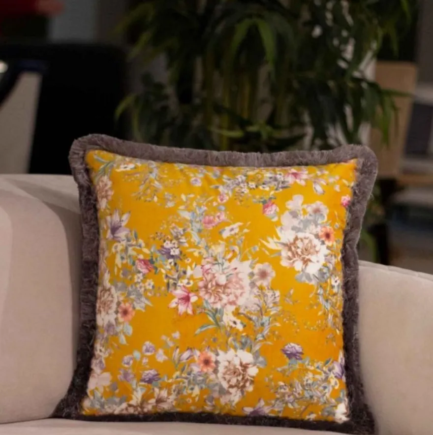 Casa Padrino Luxus Deko Kissen Blumen Design Gelb / Mehrfarbig / Grau 45 x 45 cm - Bedrucktes Samt Kissen mit Fransen - Deko Accessoires