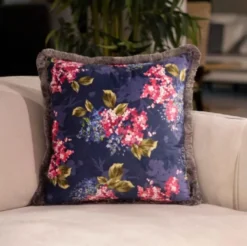 Casa Padrino Luxus Deko Kissen Blumen Design Mehrfarbig / Grau 45 x 45 cm - Bedrucktes Samt Kissen mit Fransen - Deko Accessoires