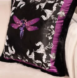 Casa Padrino Luxus Deko Kissen Libelle & Blumen Lila / Grau / Schwarz 45 x 45 cm - Bedrucktes Samt Kissen mit Fransen - Luxus Deko Accessoires