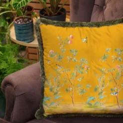 Casa Padrino Luxus Deko Kissen Sträucher mit Blumen & Vögel Gelb / Mehrfarbig / Grün 45 x 45 cm - Bedrucktes Samt Kissen mit Fransen - Luxus Deko Accessoires