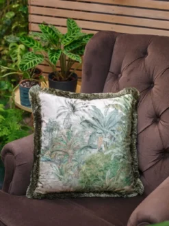 Casa Padrino Luxus Deko Kissen Palmen Landschaft Creme / Grün 45 x 45 cm - Bedrucktes Samt Kissen mit Fransen - Wohnzimmer Deko Accessoires