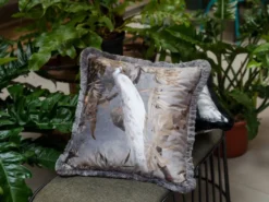 Casa Padrino Luxus Deko Kissen Weißer Pfau im Wald Design Grau / Mehrfarbig 45 x 45 cm - Bedrucktes Samt Kissen mit Fransen - Luxus Zierkissen