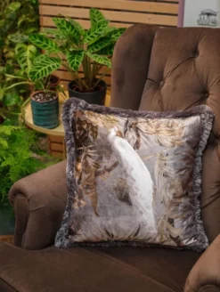 Casa Padrino Luxus Deko Kissen Weißer Pfau im Wald Design Grau / Mehrfarbig 45 x 45 cm - Bedrucktes Samt Kissen mit Fransen - Luxus Zierkissen