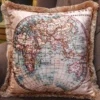 Casa Padrino Luxus Deko Kissen Weltkugel Beige / Mehrfarbig 45 x 45 cm - Bedrucktes Samt Kissen mit Fransen - Luxus Kollektion