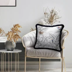 Casa Padrino Luxus Deko Kissen Dschungel & Tiere Grau / Mehrfarbig / Schwarz 45 x 45 cm - Bedrucktes Samt Kissen mit Fransen - Luxus Deko Accessoires