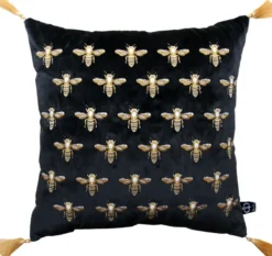 Casa Padrino Luxus Deko Kissen mit Troddeln Bees Schwarz / Gold 45 x 45 cm - Feinster Samtstoff - Luxus Deko Accessoires