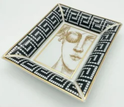 Casa Padrino Luxus Deko Schale Frau mit Augenklappe Weiß / Schwarz / Gold 20,5 x 17,5 x H. 13,5 cm - Handbemalte Porzellan Schale - Luxus Qualität - Made in Italy