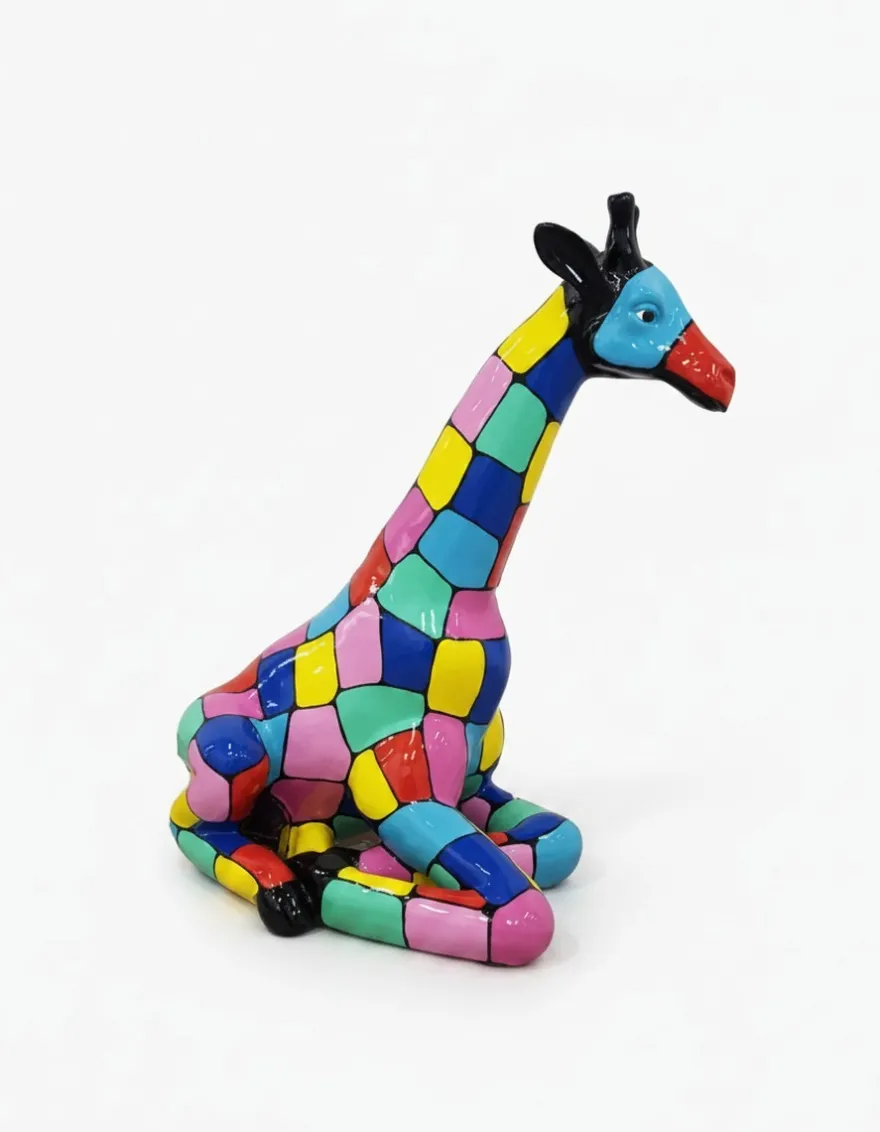 Casa Padrino Luxus Deko Skulptur Giraffe Bunt Sitzend H. 80 cm - Deko Skulptur - Deko Figur - Tierfigur - Gartendeko