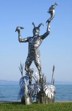 Casa Padrino Luxus Deko Skulptur Pan Silber 125 x 126 x H. 295 cm - Riesige Edelstahl Skulptur - Riesige Garten Deko Figur - Garten Skulpturen - Metall Skulpturen