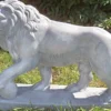 Casa Padrino Luxus Deko Skulptur Löwe mit Ball links Grau 75 x 22 x H. 58 cm - Prunkvolle Gartendeko