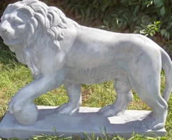 Casa Padrino Luxus Deko Skulptur Löwe mit Ball links Grau 75 x 22 x H. 58 cm - Prunkvolle Gartendeko