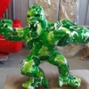Casa Padrino Luxus Deko Skulptur Gorilla Affe Grün / Weiß 80 x 40 x H. 70 cm - Wetterbeständige Deko Figur - Wohnzimmer Deko Figur - Garten Deko Figur - Luxus Deko Tierfigur