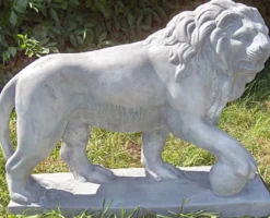 Casa Padrino Luxus Deko Skulptur Löwe mit Ball rechts Grau 75 x 22 x H. 58 cm - Prunkvolle Gartendeko