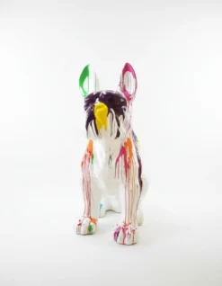 Casa Padrino Luxus Deko Skulptur Hund Bulldogge Sitzt Im Trash H. 170 cm - Riesige Gartenskulptur - Lebensgroße Skulptur - XXL Deko Skulptur - XXL Deko Figur