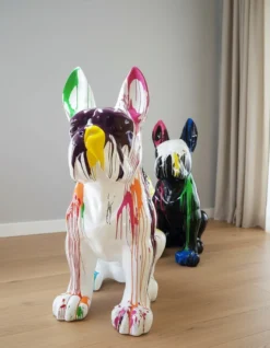 Casa Padrino Luxus Deko Skulptur Hund Bulldogge Sitzt Im Trash H. 170 cm - Riesige Gartenskulptur - Lebensgroße Skulptur - XXL Deko Skulptur - XXL Deko Figur