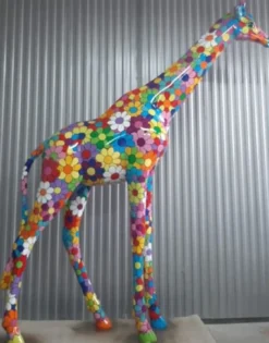 Casa Padrino Luxus Deko Skulptur Giraffe Bunt H. 320 cm - Riesige Gartenskulptur - Lebensgroße Skulptur - XXL Deko Skulptur - XXL Deko Figur - XXL Tierfigur - Luxus Garten Deko