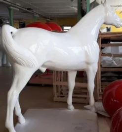 Casa Padrino Luxus Deko Skulptur Pferd Weiß 245 x H. 200 cm - Riesige Gartenskulptur - Lebensgroße Skulptur - XXL Deko Skulptur - XXL Deko Figur - XXL Tierfigur - Luxus Deko Tierfigur
