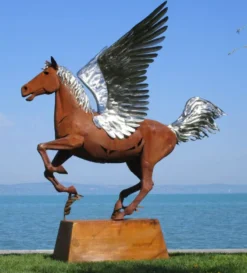 Casa Padrino Luxus Deko Skulptur Pegasus Pferd mit Sockel Rost / Silber 288 x 175 x H. 305 cm - Lebensgroße Stahl Skulptur - Riesige Garten Deko Figur - Garten Skulpturen - Metall Skulpturen