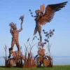 Casa Padrino Luxus Deko Skulptur Engel und Pan Rost 325 x 173 x H. 370 cm - Riesige Metall Skulptur - Riesige Garten Deko Figur - Garten Skulpturen - Metall Skulpturen