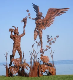 Casa Padrino Luxus Deko Skulptur Engel und Pan Rost 325 x 173 x H. 370 cm - Riesige Metall Skulptur - Riesige Garten Deko Figur - Garten Skulpturen - Metall Skulpturen