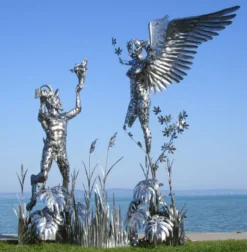 Casa Padrino Luxus Deko Skulptur Engel und Pan Silber 325 x 173 x H. 370 cm - Riesige Edelstahl Skulptur - Riesige Garten Deko Figur - Garten Skulpturen - Metall Skulpturen