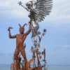 Casa Padrino Luxus Deko Skulptur Engel und Pan Rost / Silber 325 x 173 x H. 370 cm - Riesige Metall Skulptur - Riesige Garten Deko Figur - Garten Skulpturen - Metall Skulpturen