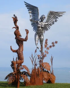 Casa Padrino Luxus Deko Skulptur Engel und Pan Rost / Silber 325 x 173 x H. 370 cm - Riesige Metall Skulptur - Riesige Garten Deko Figur - Garten Skulpturen - Metall Skulpturen