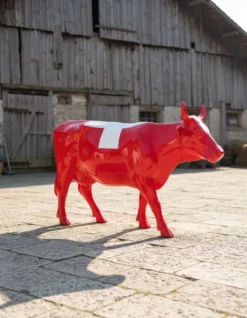 Casa Padrino Luxus Deko Skulptur Kuh Schweizer Flagge H. 147 cm - Riesige Gartenskulptur - Lebensgroße Skulptur - XXL Deko Skulptur - XXL Deko Figur