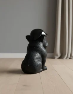 Casa Padrino Luxus Deko Skulptur Hund Bulldogge Schwarz Kappe LV Monogramm H. 100 cm - Riesige Gartenskulptur - Lebensgroße Skulptur - XXL Deko Skulptur - XXL Deko Figur