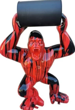 Casa Padrino Luxus Deko Skulptur Gorilla Affe mit Fass Rot / Schwarz H. 250 cm - Große Deko Figur
