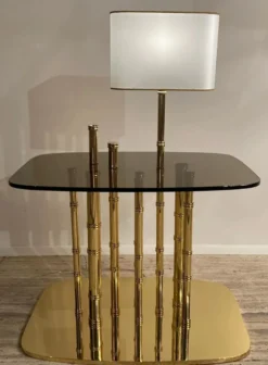 Casa Padrino Luxus Designer Beistelltisch Bambus Gold / Schwarz / Weiß 70 x 45 x H. 40 cm - Vergoldeter Messing Nachttisch mit Glasplatte und integrierter Tischleuchte - Hotel Möbel - Luxus Qualität