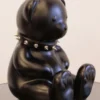 Casa Padrino Luxus Designer Dekofigur Teddybär mit Halsband Schwarz / Silber H. 31 cm - Kunstharz Deko Skulptur - Luxus Deko Figur - Designer Deko Figur - Luxus Accessoires