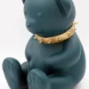 Casa Padrino Luxus Designer Dekofigur Teddybär mit Halsband Grün / Gold H. 31 cm - Kunstharz Deko Skulptur - Luxus Deko Figur - Designer Deko Figur - Luxus Accessoires