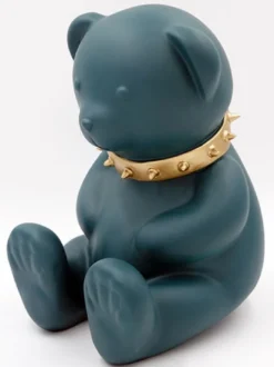 Casa Padrino Luxus Designer Dekofigur Teddybär mit Halsband Grün / Gold H. 31 cm - Kunstharz Deko Skulptur - Luxus Deko Figur - Designer Deko Figur - Luxus Accessoires