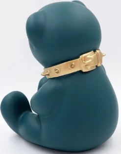 Casa Padrino Luxus Designer Dekofigur Teddybär mit Halsband Grün / Gold H. 31 cm - Kunstharz Deko Skulptur - Luxus Deko Figur - Designer Deko Figur - Luxus Accessoires