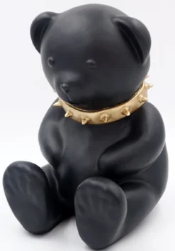 Casa Padrino Luxus Designer Dekofigur Teddybär mit Halsband Schwarz / Gold H. 31 cm - Kunstharz Deko Skulptur - Luxus Deko Figur - Designer Deko Figur - Luxus Accessoires