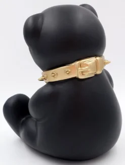 Casa Padrino Luxus Designer Dekofigur Teddybär mit Halsband Schwarz / Gold H. 31 cm - Kunstharz Deko Skulptur - Luxus Deko Figur - Designer Deko Figur - Luxus Accessoires