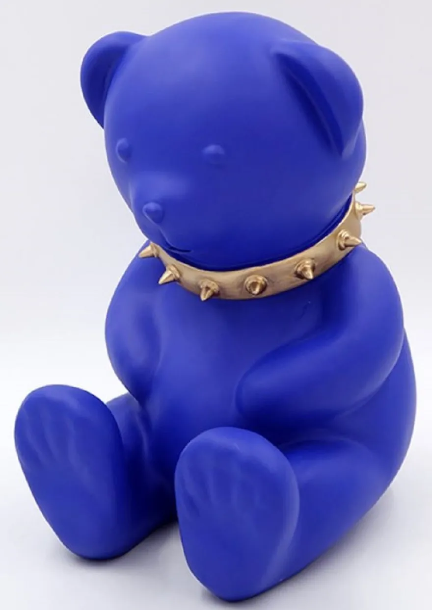 Casa Padrino Luxus Designer Dekofigur Teddybär mit Halsband Blau / Gold H. 31 cm - Kunstharz Deko Skulptur - Luxus Deko Figur - Designer Deko Figur - Luxus Accessoires