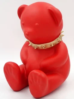 Casa Padrino Luxus Designer Dekofigur Teddybär mit Halsband Rot / Gold H. 31 cm - Kunstharz Deko Skulptur - Luxus Deko Figur - Designer Deko Figur - Luxus Accessoires