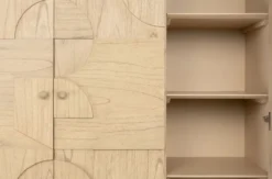 Casa Padrino Luxus Designer Schrank Naturfarben 130 x 45 x H. 190 cm - Massivholz Regalschrank mit 3 Türen - Schlafzimmer Schrank - Wohnzimmer Schrank - Büro Schrank - Luxus Möbel