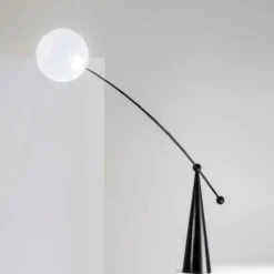 Casa Padrino Luxus Designer Stehleuchte Matt Schwarz 156 x H. 176 cm - Schwenkbare LED Stehlampe - Luxus LED Stehleuchten - Luxus LED Leuchten - Luxus Möbel - Luxus Einrichtung