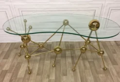 Casa Padrino Luxus Designer Schreibtisch Gold 160 x 75 x H. 77 cm - Metall Bürotisch mit gebogener Glasplatte - Computertisch - Luxus Designer Büro Möbel