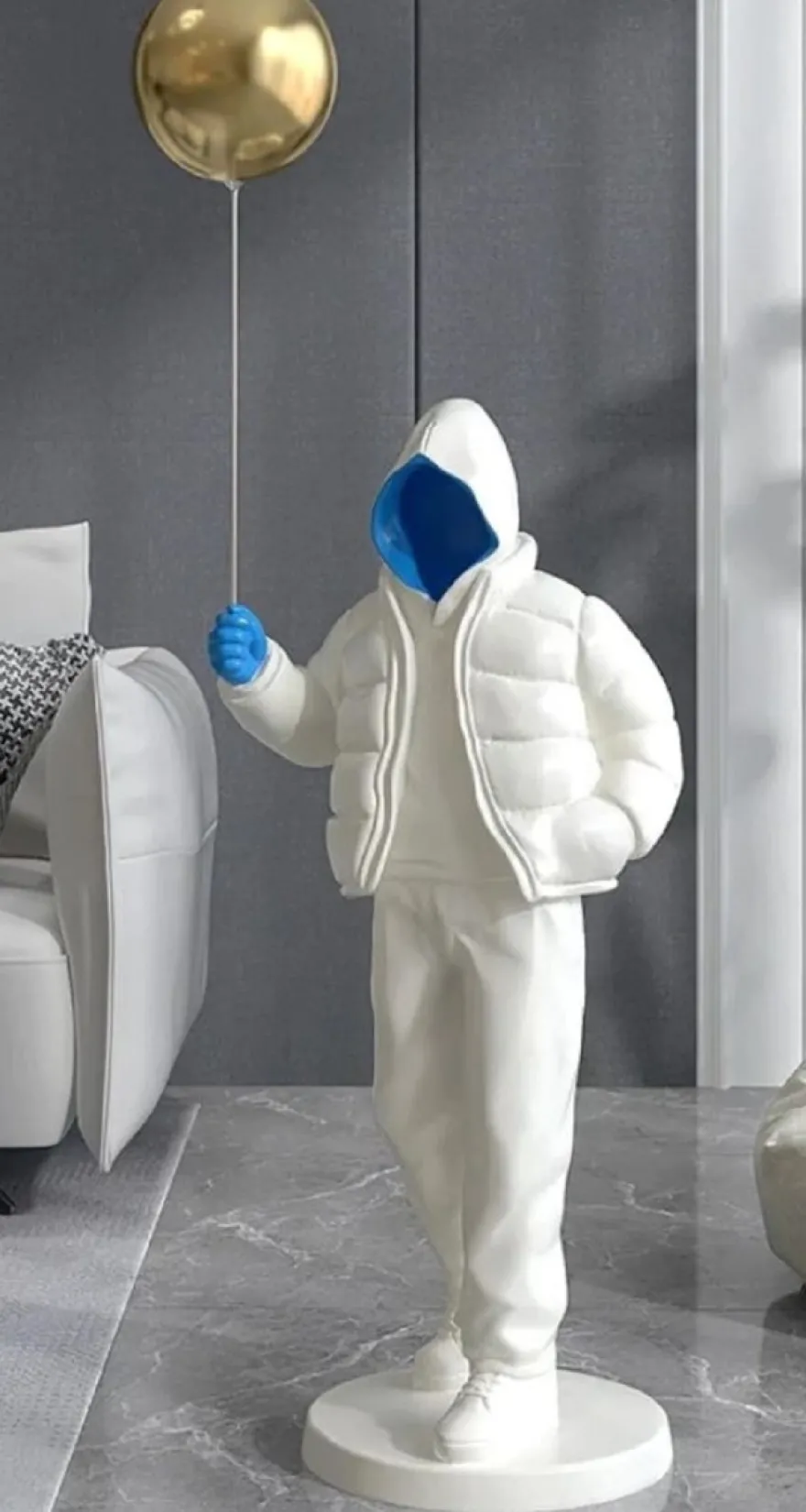 Casa Padrino Luxus Designer XXL Deko Skulptur Junge mit Luftballon Weiß / Blau / Gold H. 68 cm - XXL Kunstharz Deko Figur - Wohnzimmer Deko - Luxus Designer Deko Accessoires - Luxus Qualität